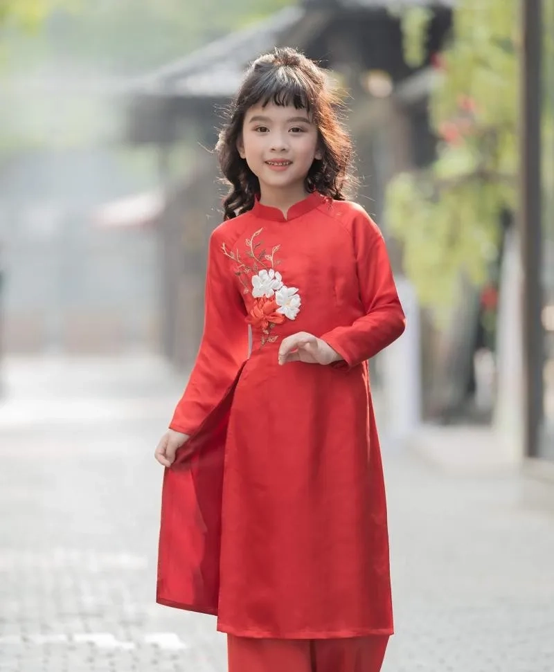 Họa tiết tươi tắn trên áo dài trẻ em họa tiết hoa