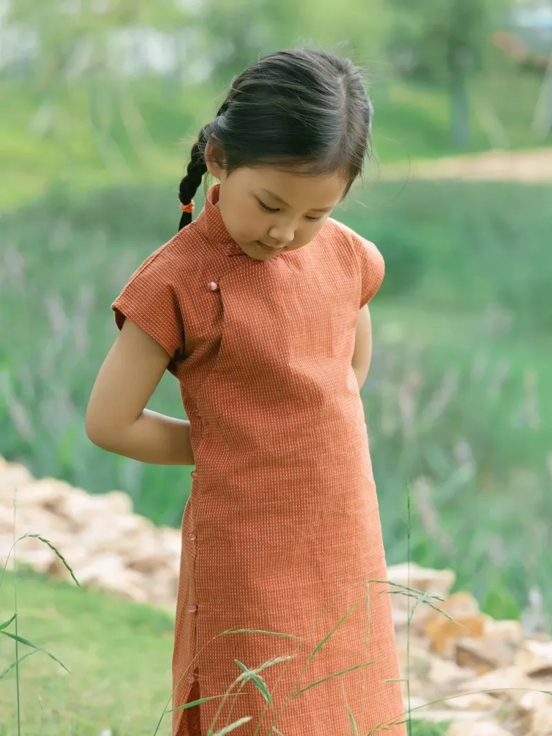 Năng động dễ thương với áo dài trẻ em tay ngắn