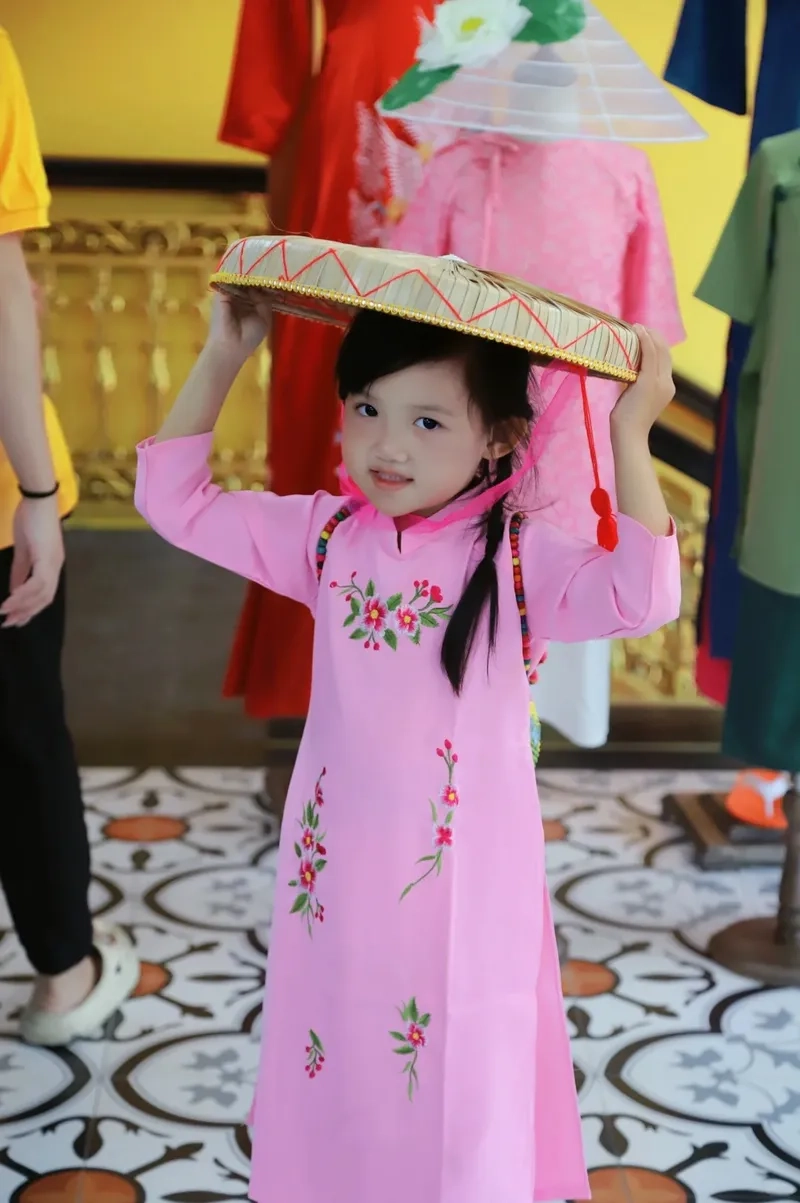 Kiểu dáng xinh xắn áo dài trẻ em cho bé 5 tuổi