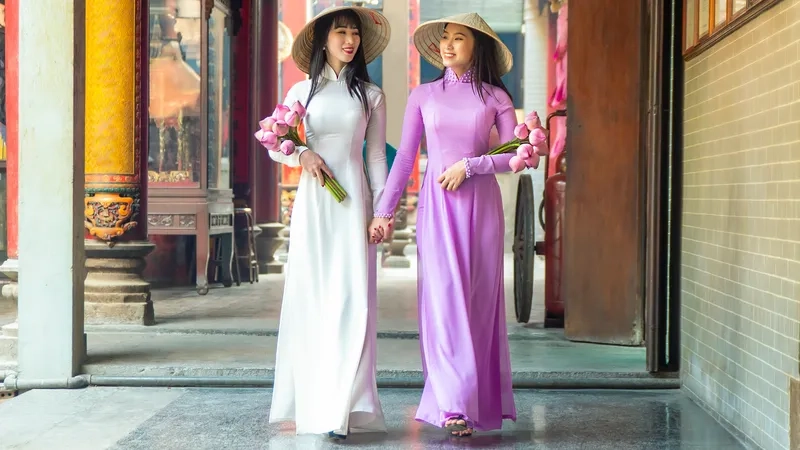 Hoa văn áo dài truyền thống vải gấm sang trọng