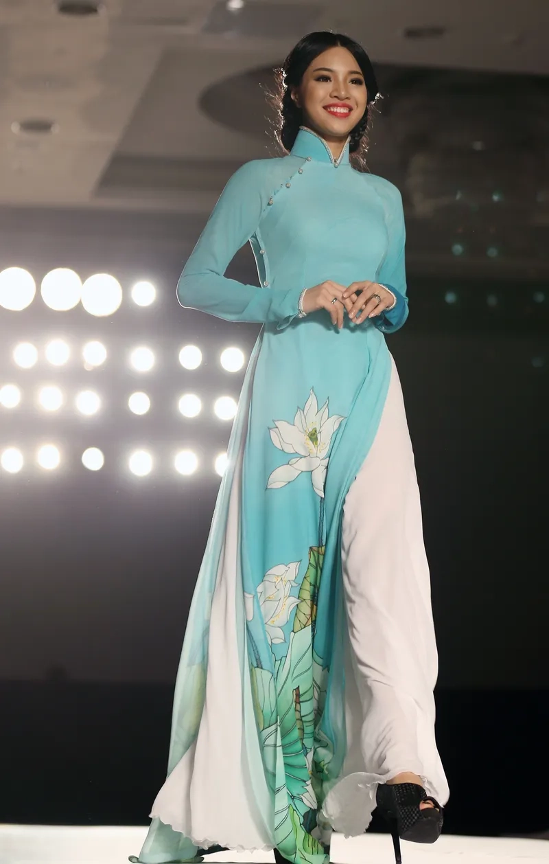 Không khí áo dài truyền thống tết rộn ràng xuân