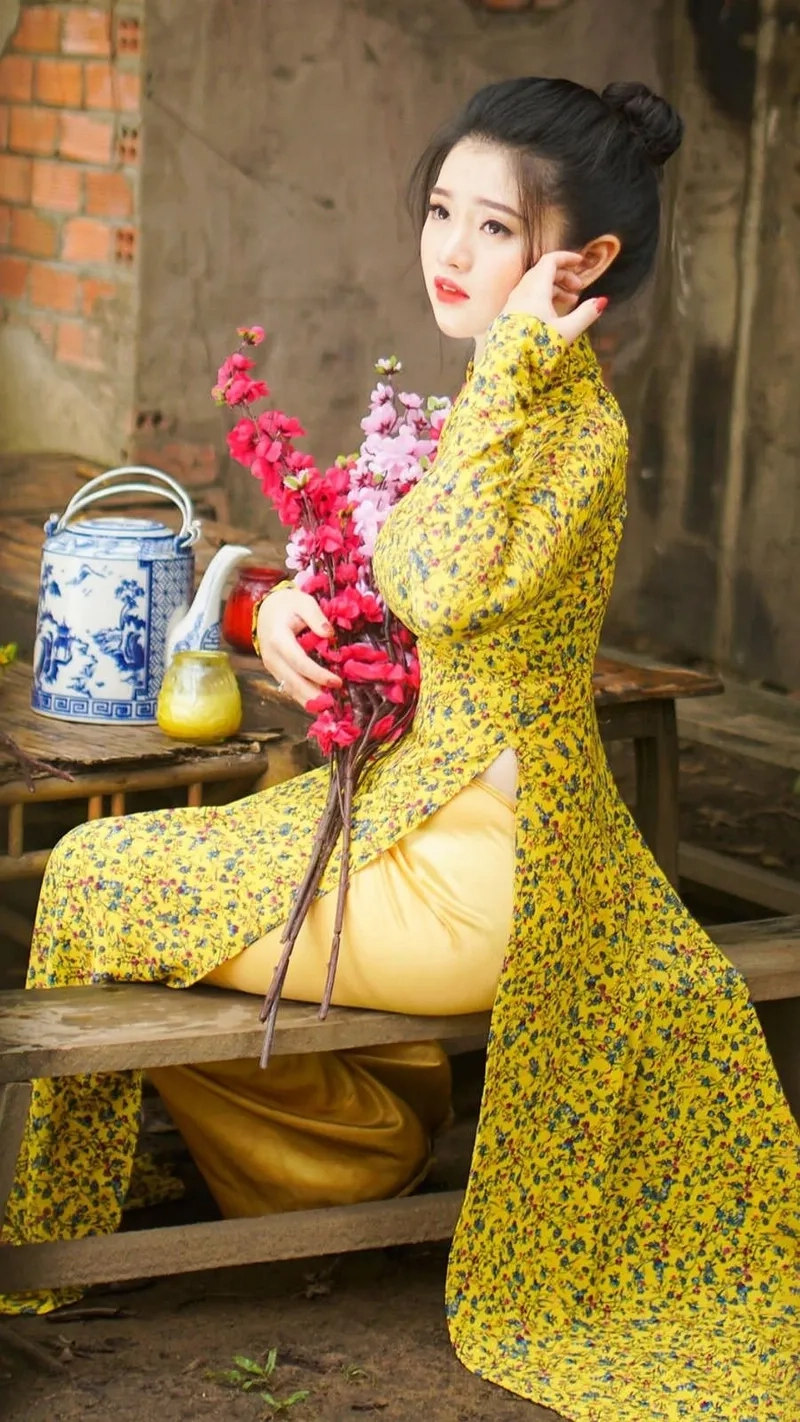 Khoảnh khắc áo dài vàng cưới giúp cô dâu tỏa sáng