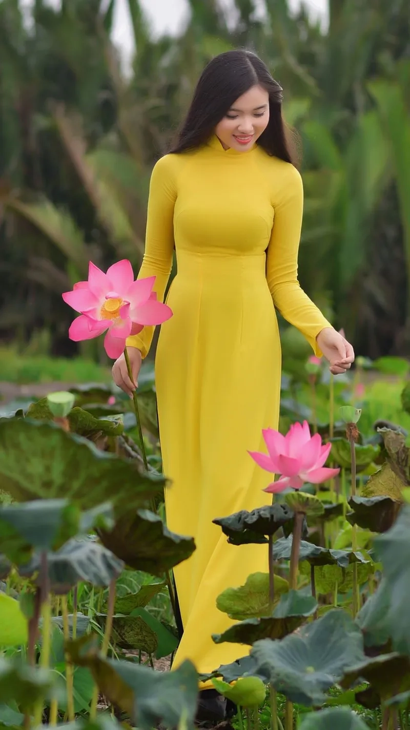 Sắc áo dài vàng đồng tạo cảm giác ấm áp sang trọng