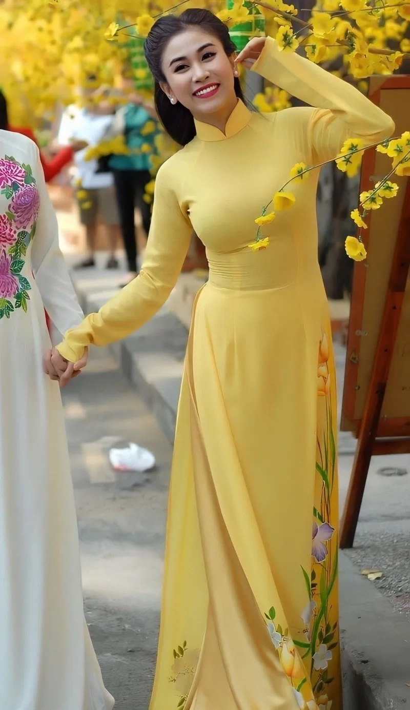 Gam áo dài vàng nhạt nhẹ nhàng hợp chụp ảnh nghệ thuật