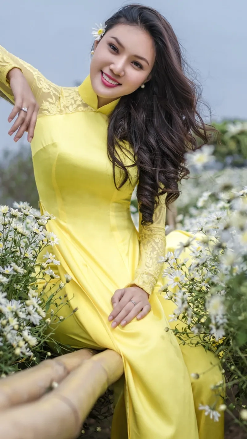 Áo dài vàng nghệ nổi bật trong dịp lễ tết truyền thống