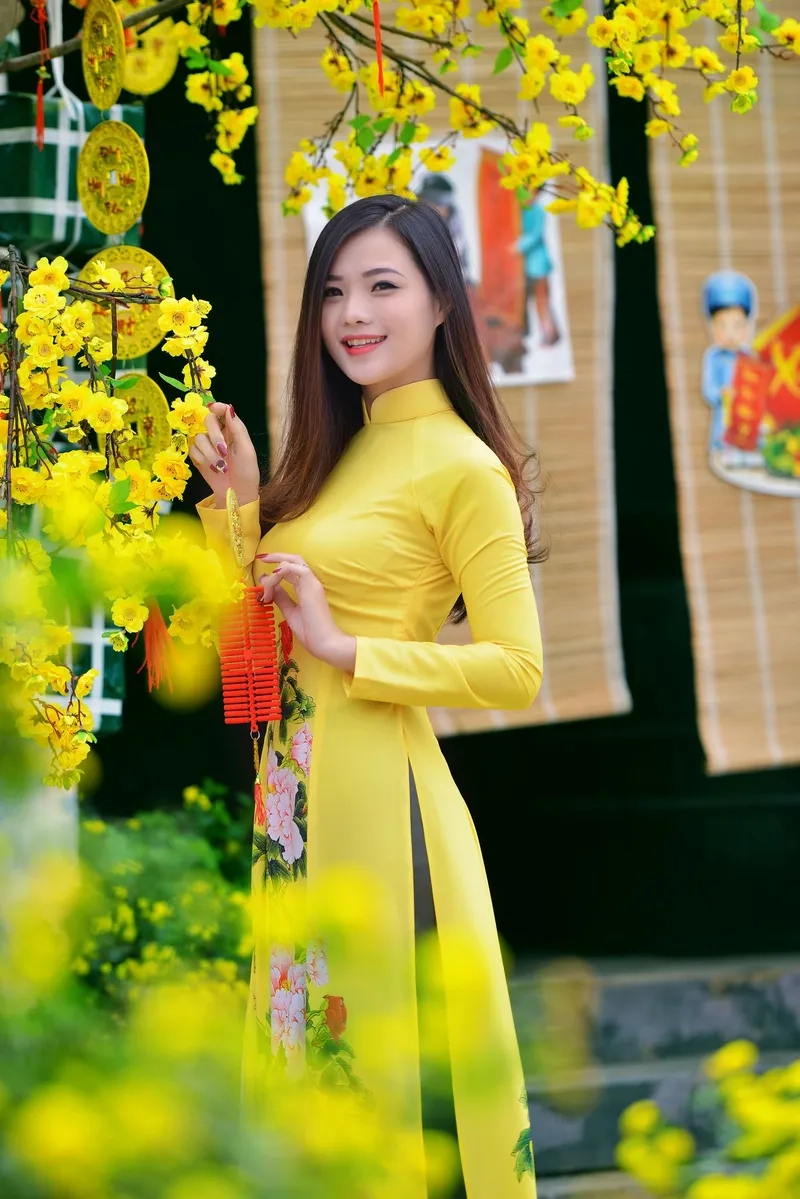 Chất liệu áo dài vàng gấm làm tăng nét cao cấp