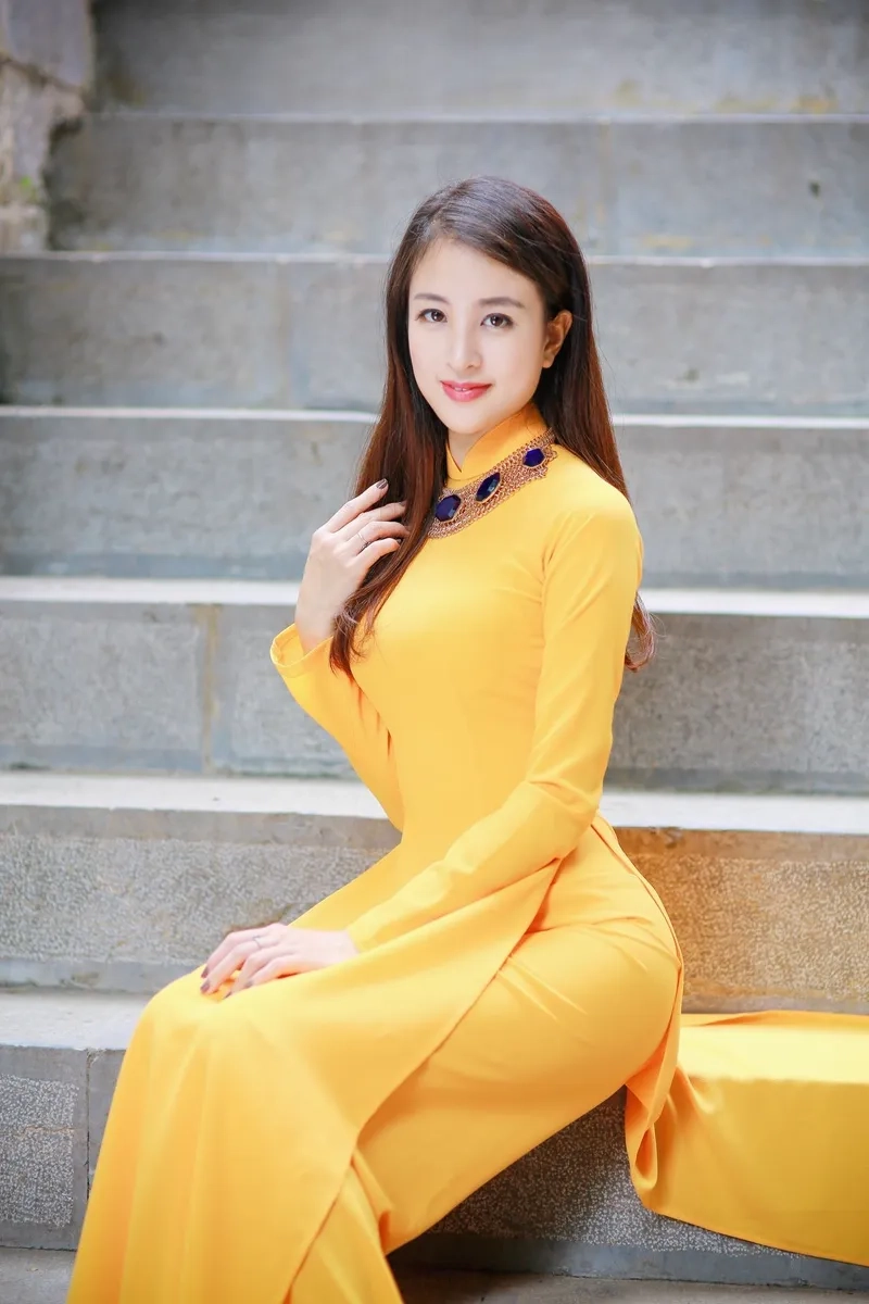 Áo dài vàng thêu hoa tinh tế cho buổi dự tiệc