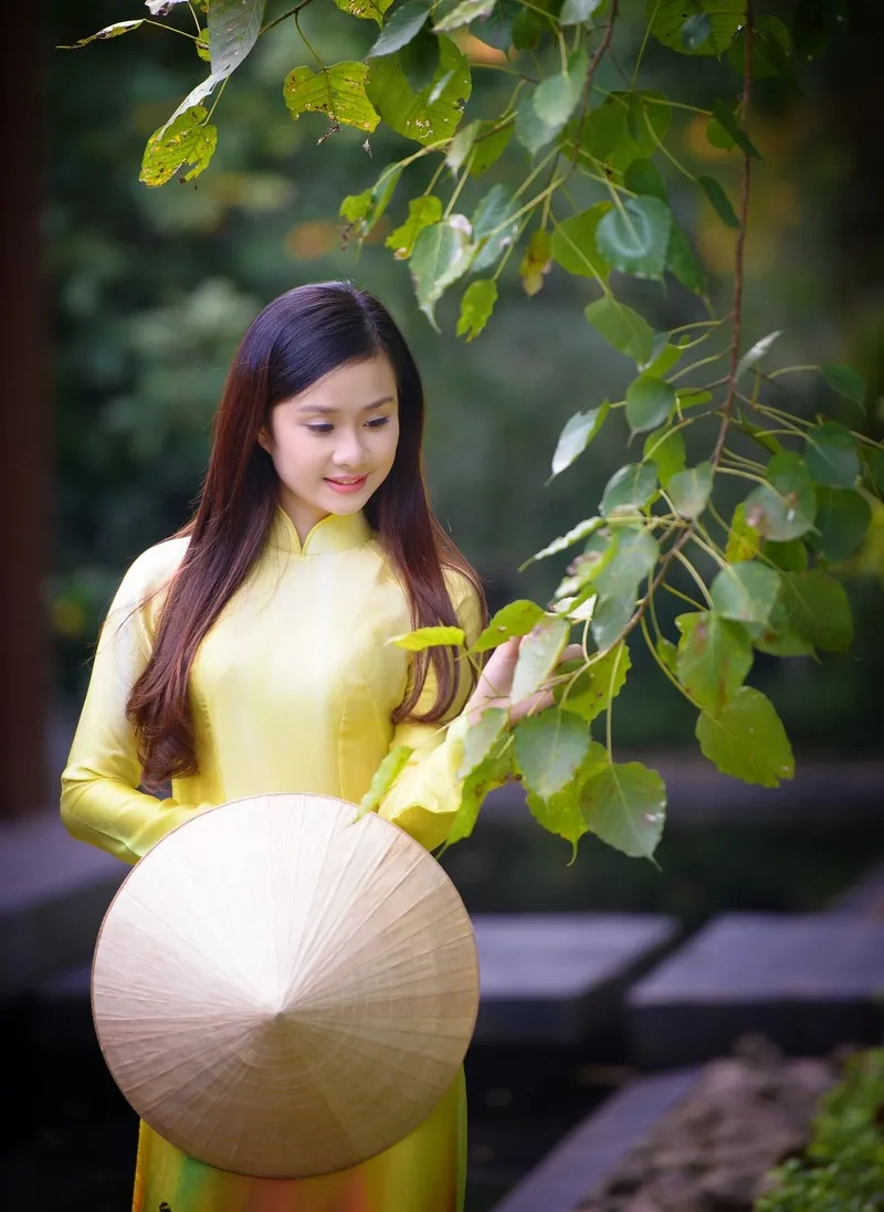 Phong cách áo dài vàng cách tân trẻ trung hiện đại