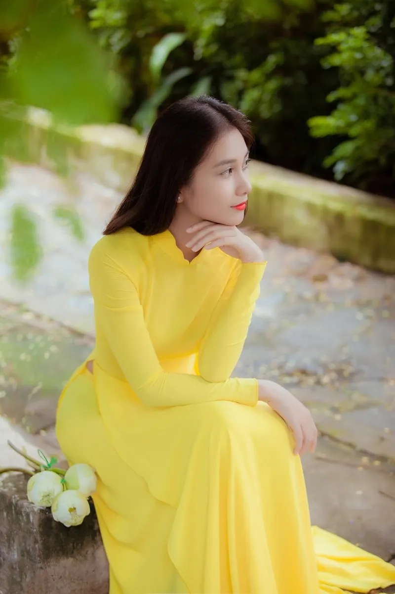 Áo dài vàng học sinh mang nét tươi sáng dịu dàng