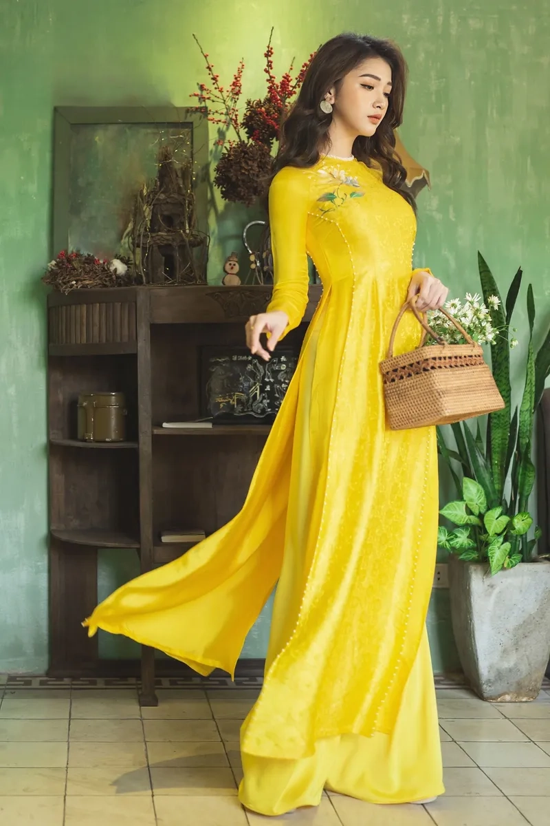 Vẻ đẹp áo dài vàng tôn dáng rạng rỡ khi chụp ảnh
