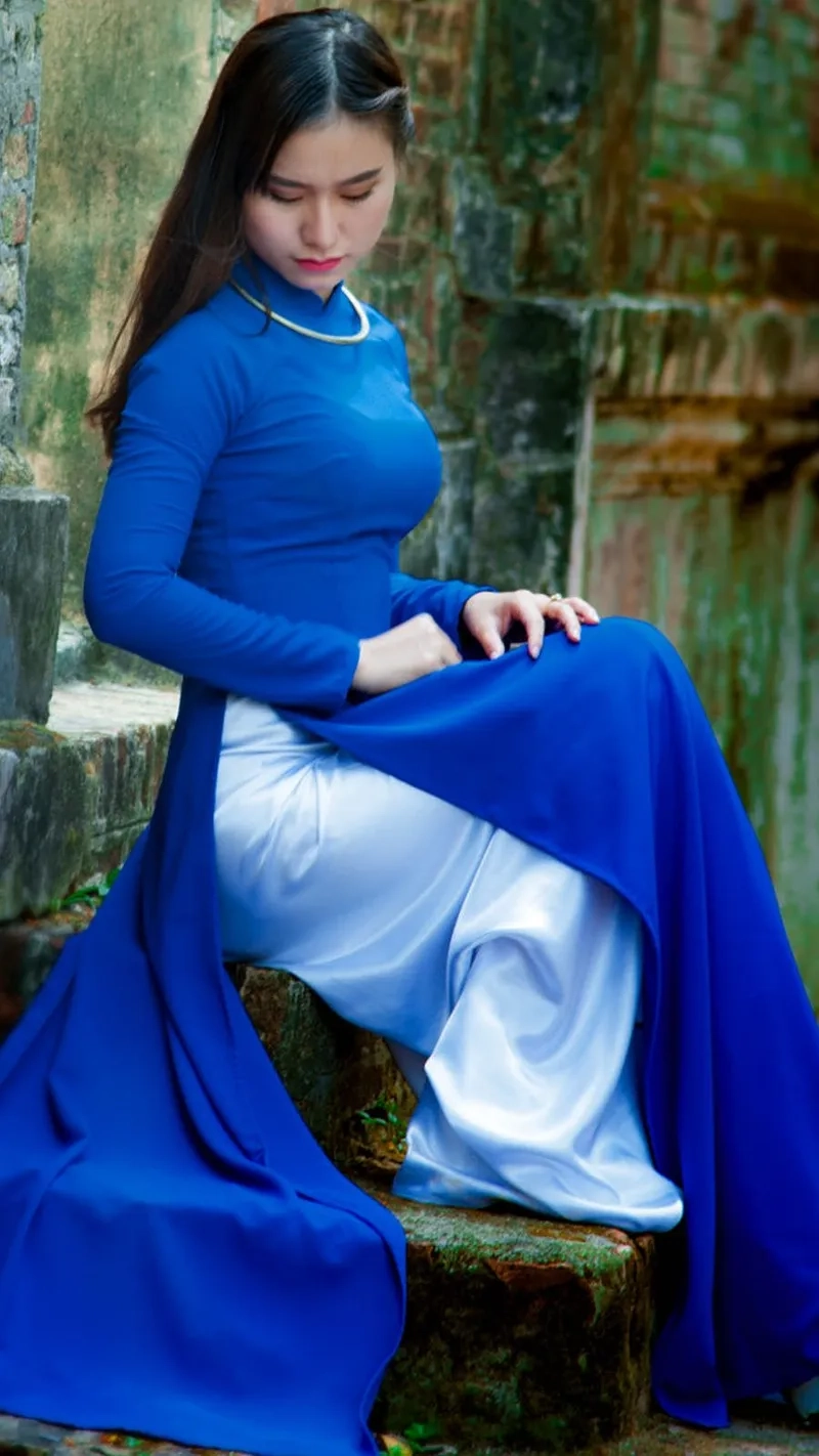 Phong thái trang nhã hiện rõ qua áo dài xanh dương đẹp