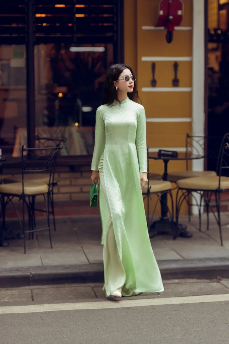 Thiết kế mới mẻ làm áo dài xanh hiện đại thêm nổi bật