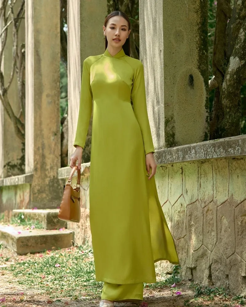 Sự nổi bật nhẹ nhàng từ áo dài xanh dự tiệc sang trọng