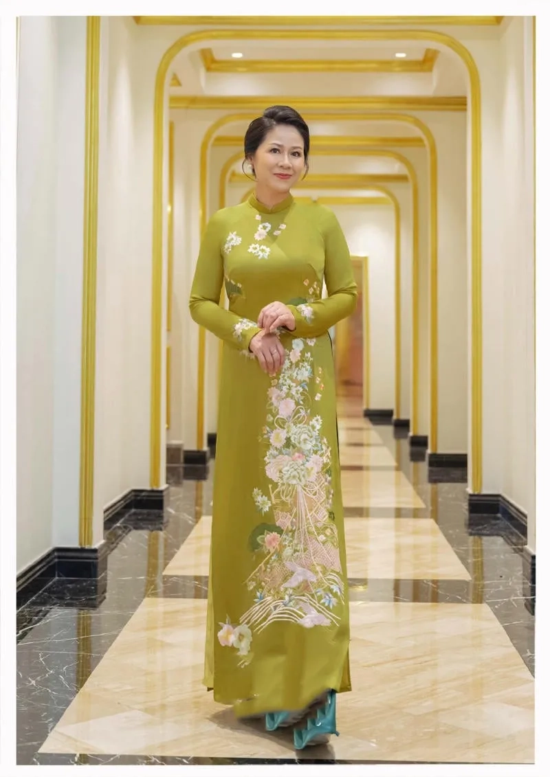 Họa tiết mềm mại điểm xuyết áo dài xanh thêu hoa