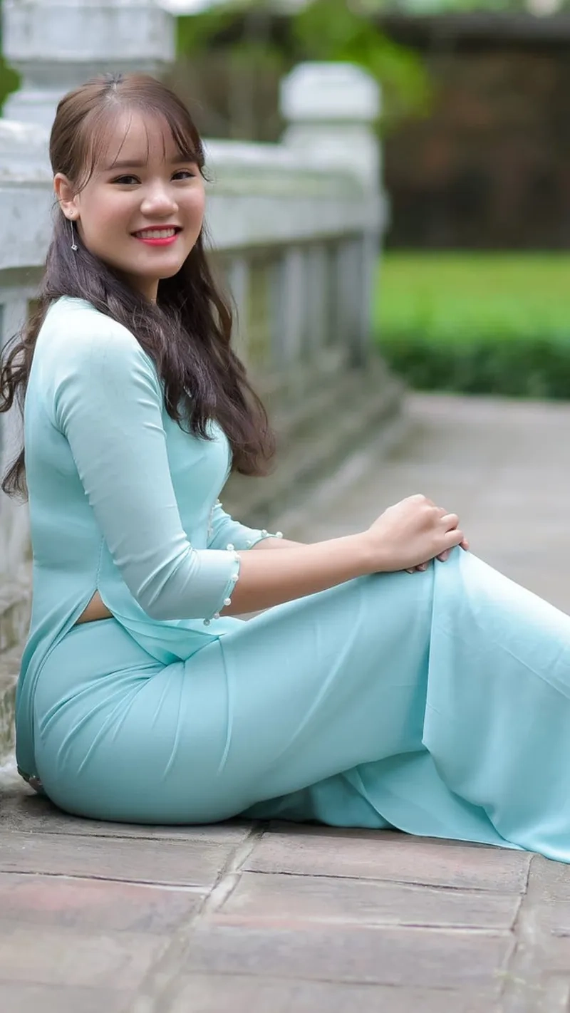 Dáng kín đáo tôn nét duyên cùng áo dài xanh tay dài