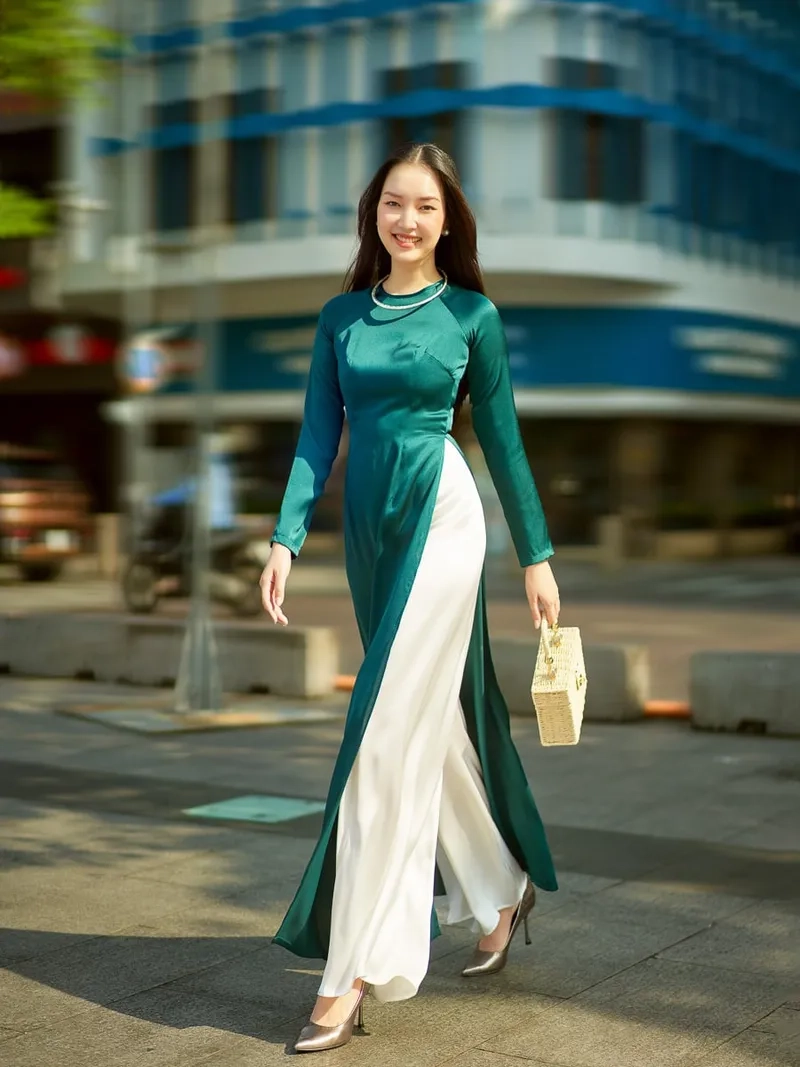 Chất mềm óng ả tôn vẻ áo dài xanh vải lụa