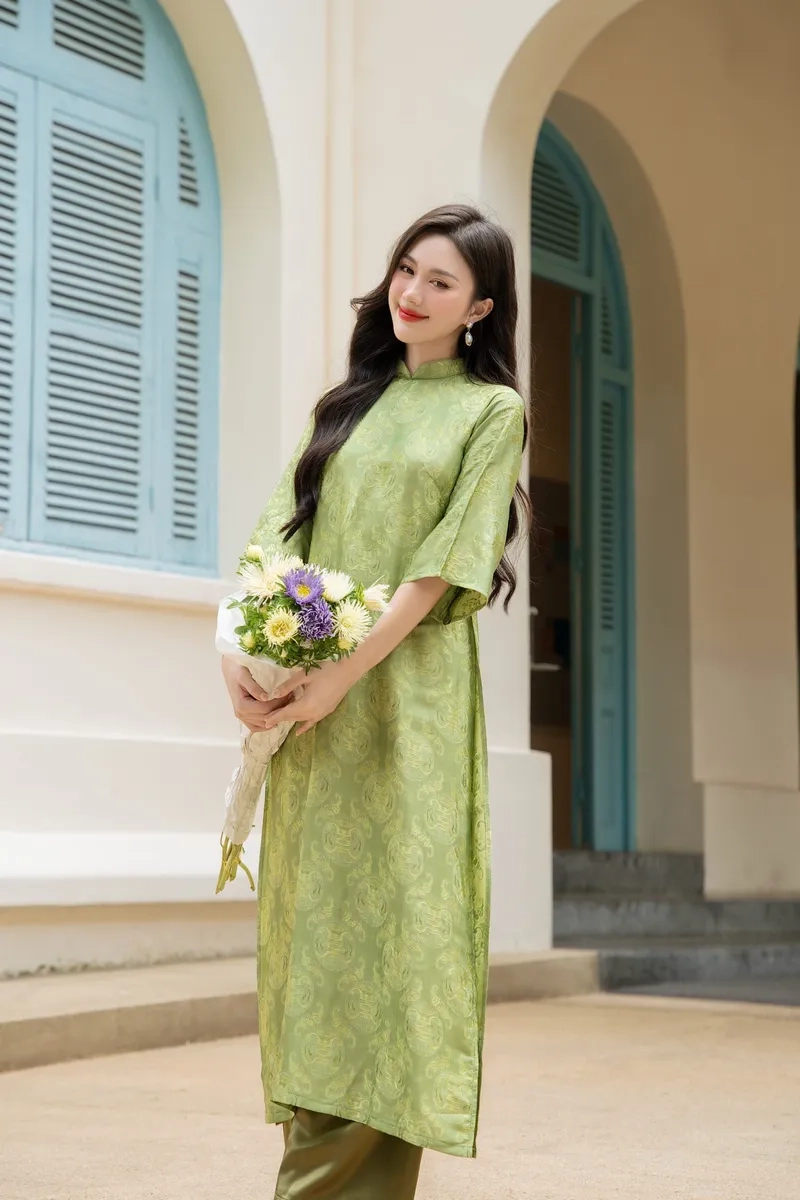 Độ bay nhẹ tạo sức hút cho áo dài xanh vải voan