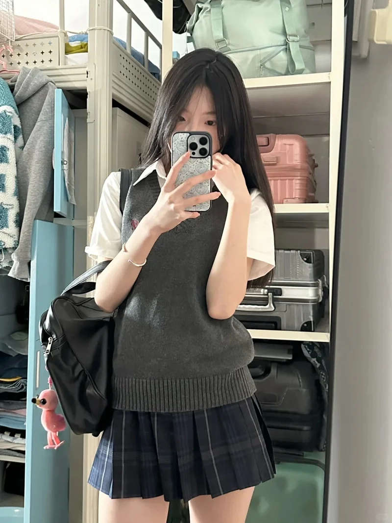 Outfit cơ bản đẹp mắt với áo gile len basic