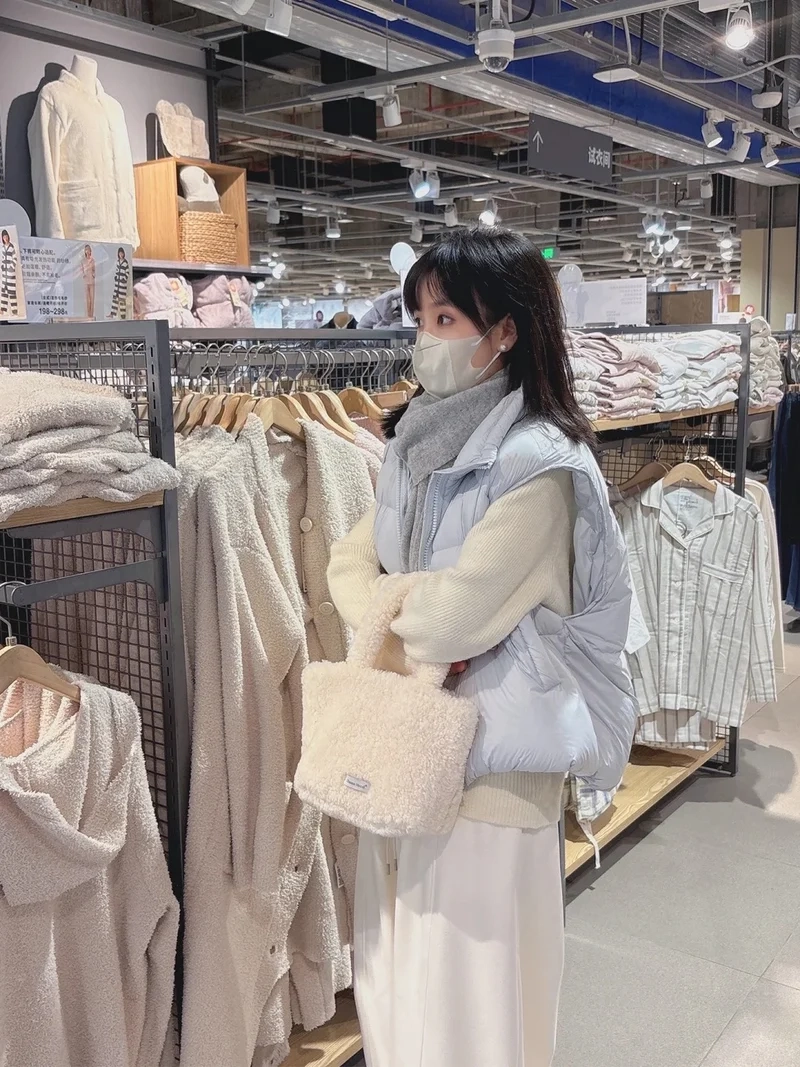 Street style cực chất với áo gile phao street style