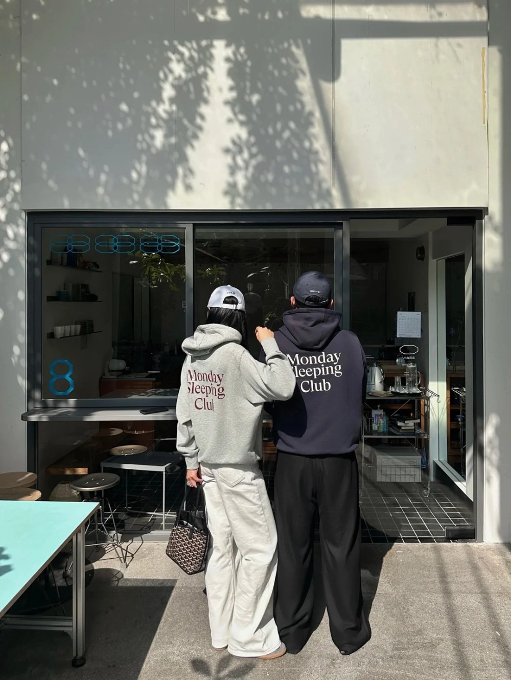 Các mẫu áo hoodie cặp mới nhất dẫn đầu xu hướng thời trang