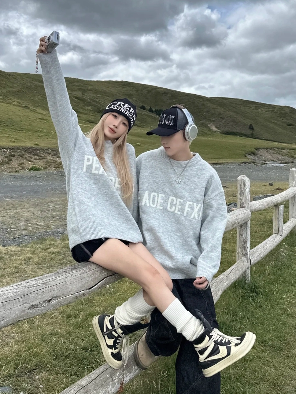 Sáng tạo concept chụp ảnh với áo hoodie cặp tại studio