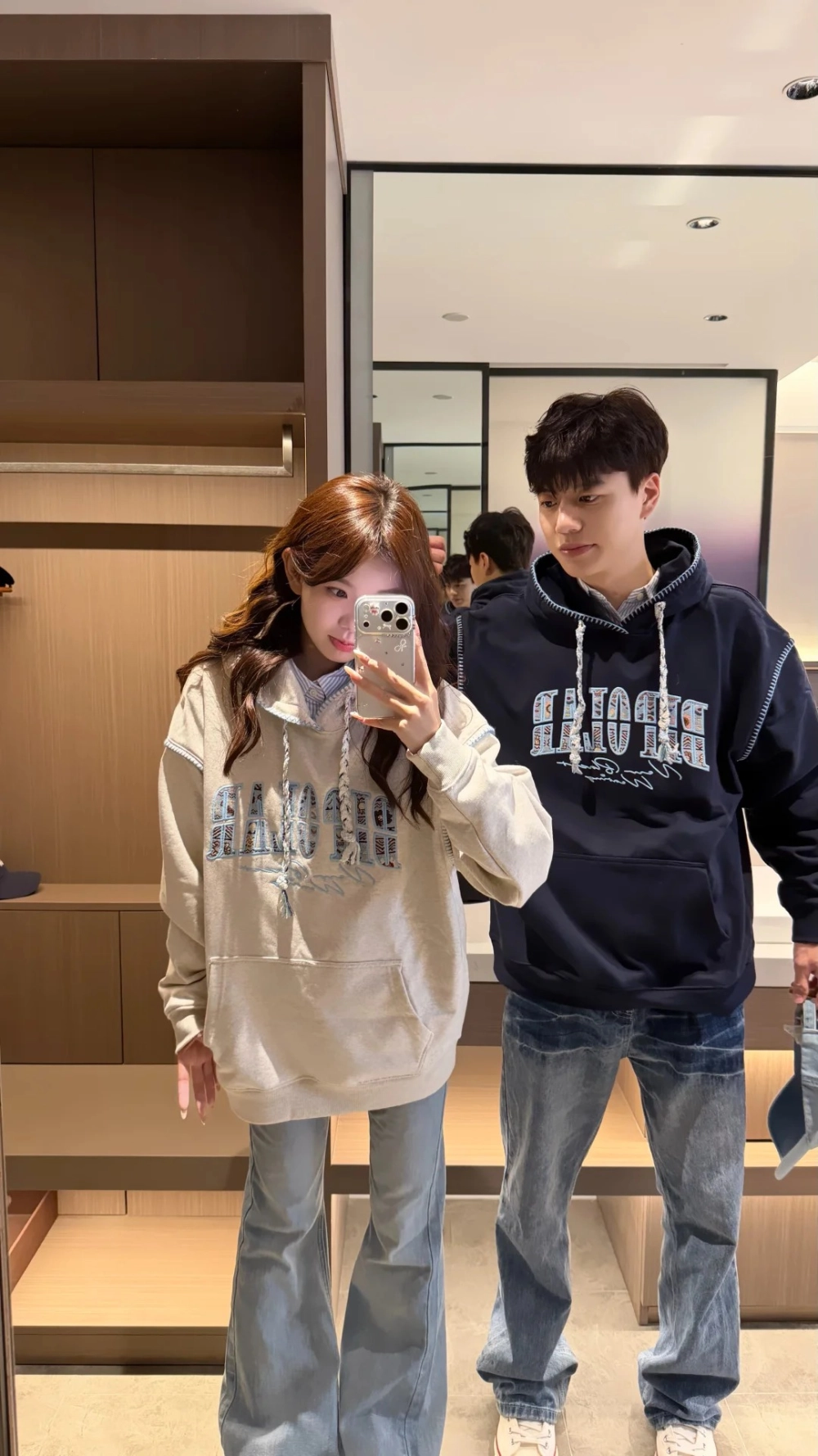 Lựa chọn áo hoodie cặp rẻ đẹp phù hợp túi tiền