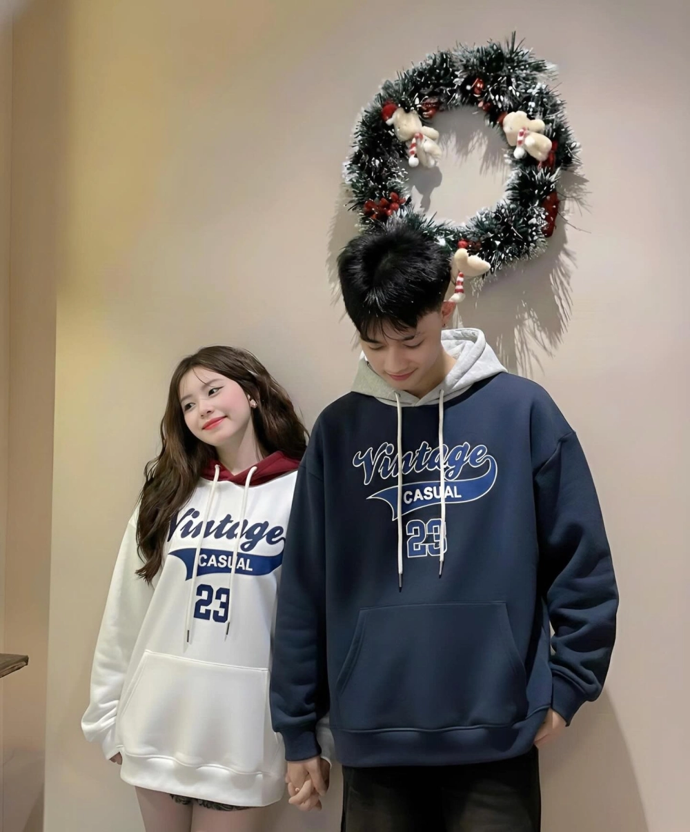 Hai người yêu nhau diện áo hoodie cặp thêu chữ ý nghĩa tinh tế