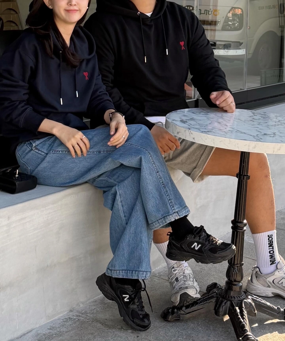 Bộ ảnh áo hoodie cặp đẹp chất chụp tại quán cà phê