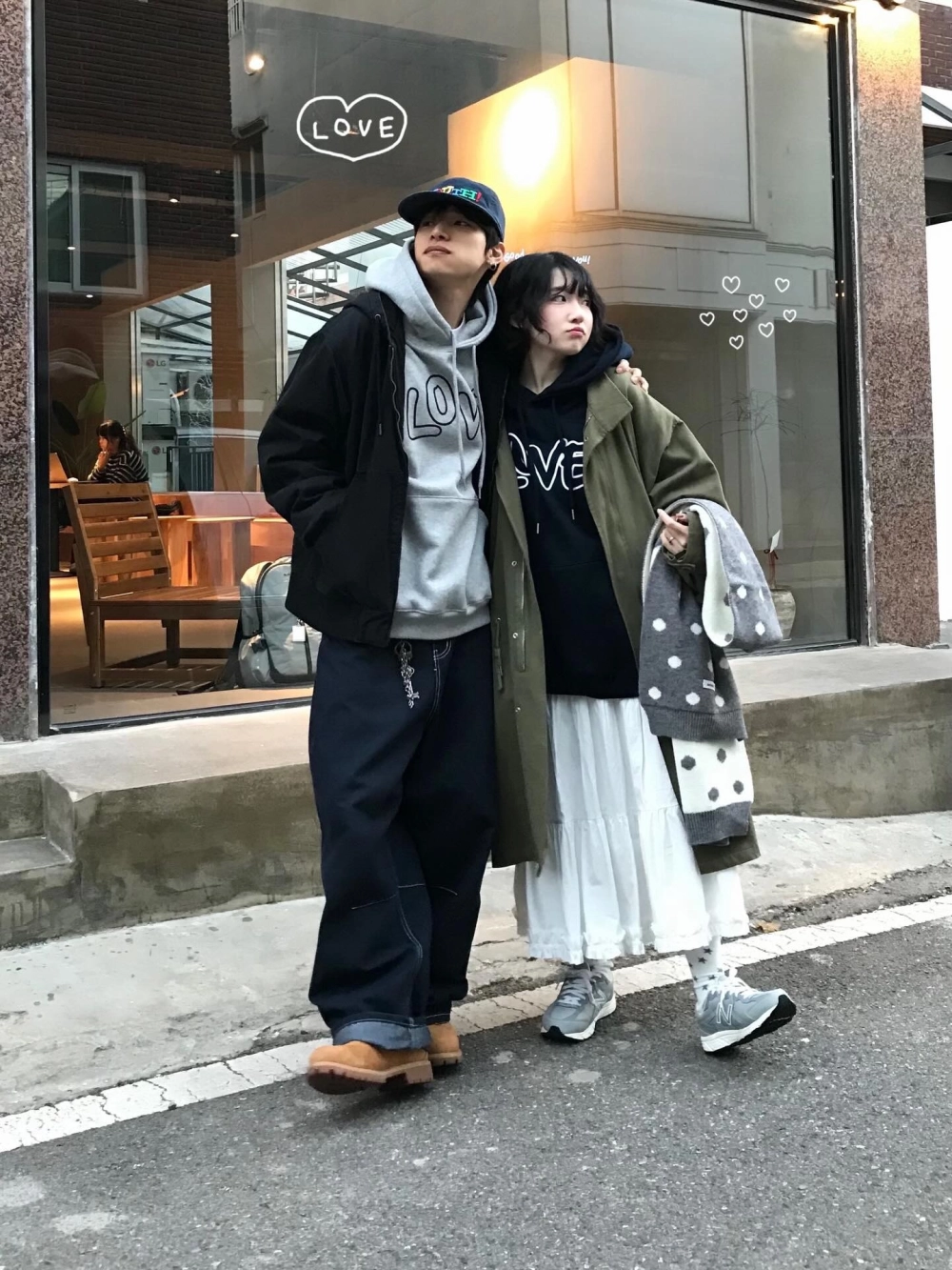 Cặp đôi mặc áo hoodie cặp nỉ bông ấm áp trong ngày lạnh