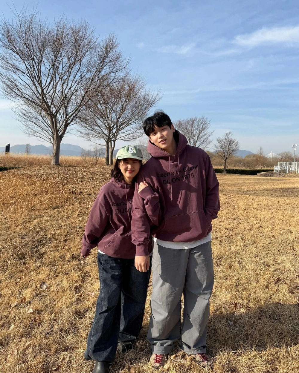 Đôi tình nhân diện áo hoodie cặp màu đỏ tết rạng rỡ