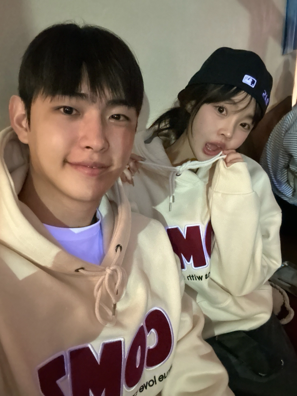 Áo hoodie cặp cho sinh viên thiết kế đơn giản và tiện dụng