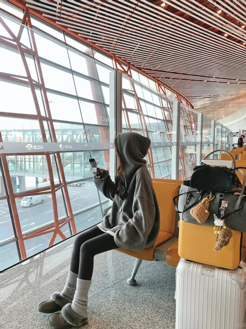 Outfit sống ảo xinh xắn nhờ áo hoodie form rộng chụp ảnh