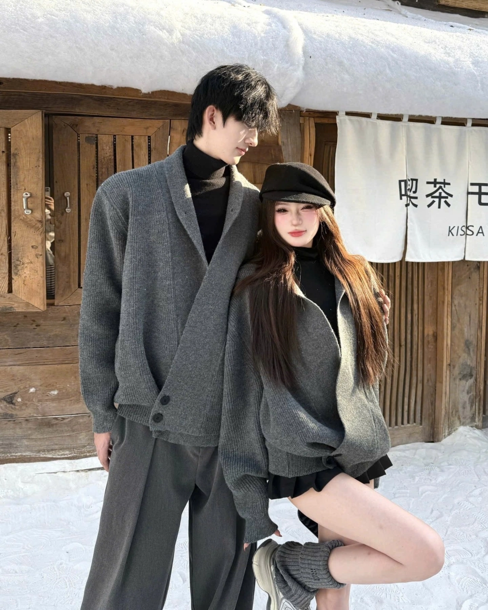 Áo khoác cặp mùa đông màu đỏ mang lại may mắn