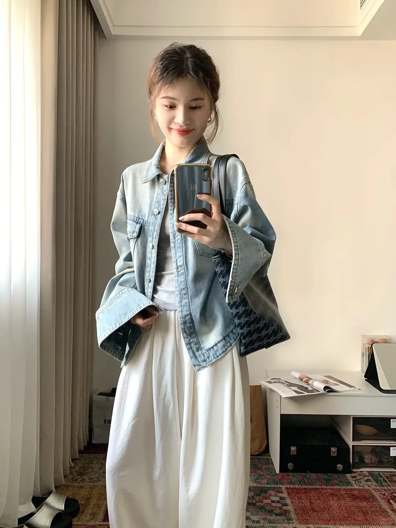 Chất bụi nổi bật với áo khoác denim bụi bặm