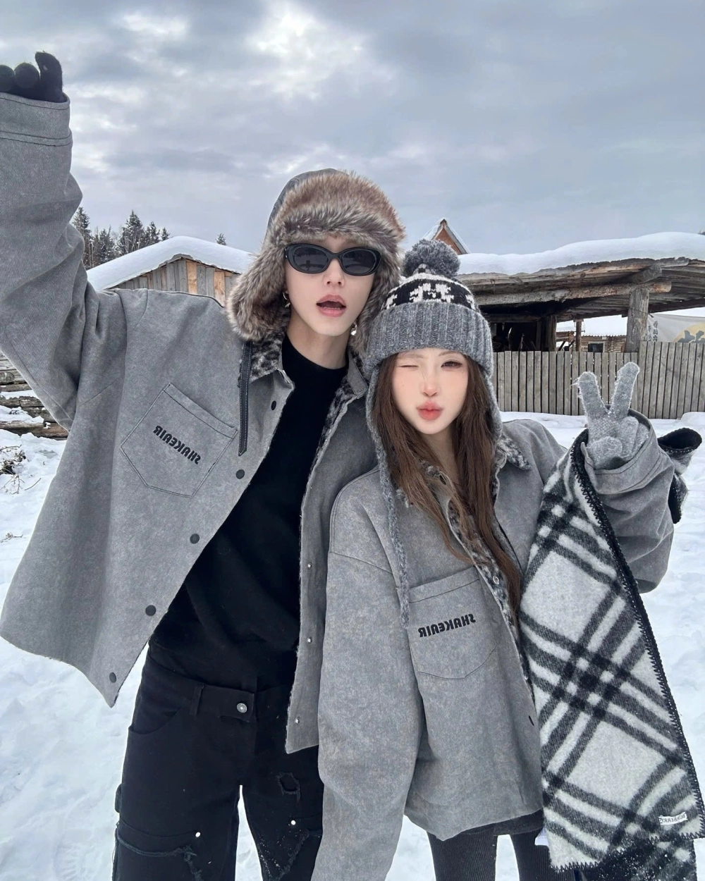 Áo khoác đôi hoodie năng động thêu chữ nổi bật