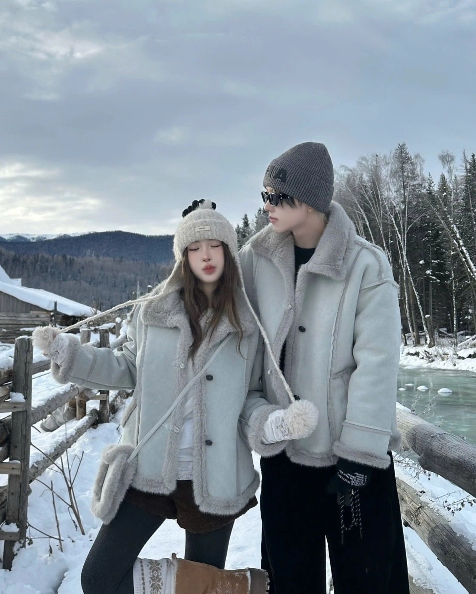 Cặp đôi diện áo khoác đôi jean cá tính khi đi du lịch