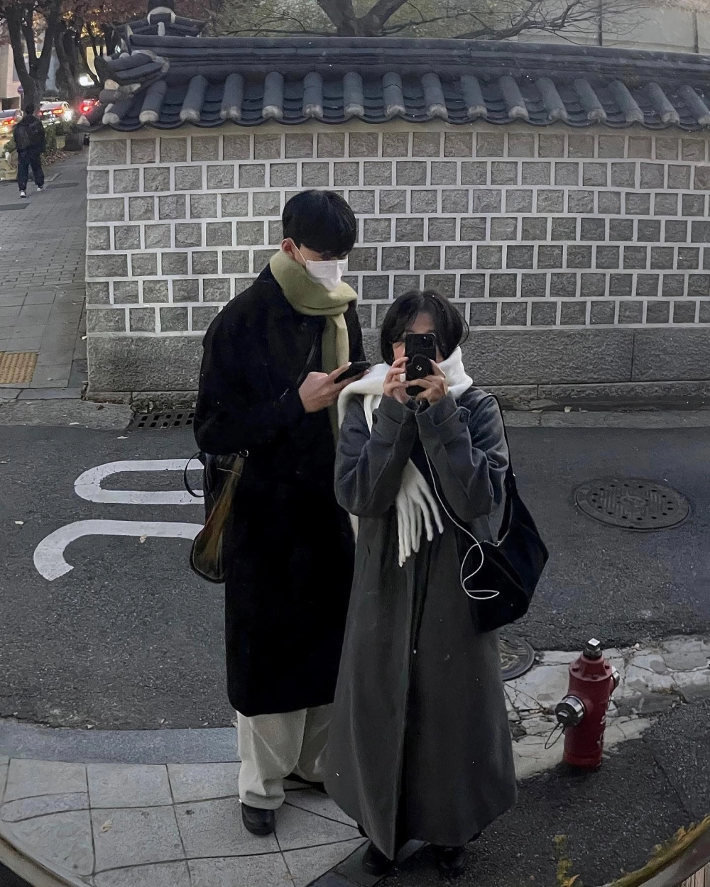 Phối đồ áo khoác đôi dạo phố với giày sneaker trắng