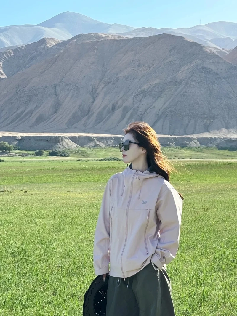 Che dáng thoải mái cùng áo khoác dù form rộng