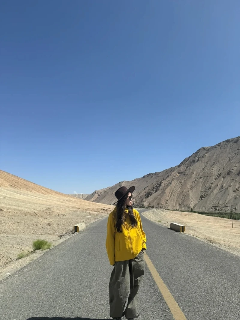 Nhẹ nhàng năng động cùng áo khoác dù nữ