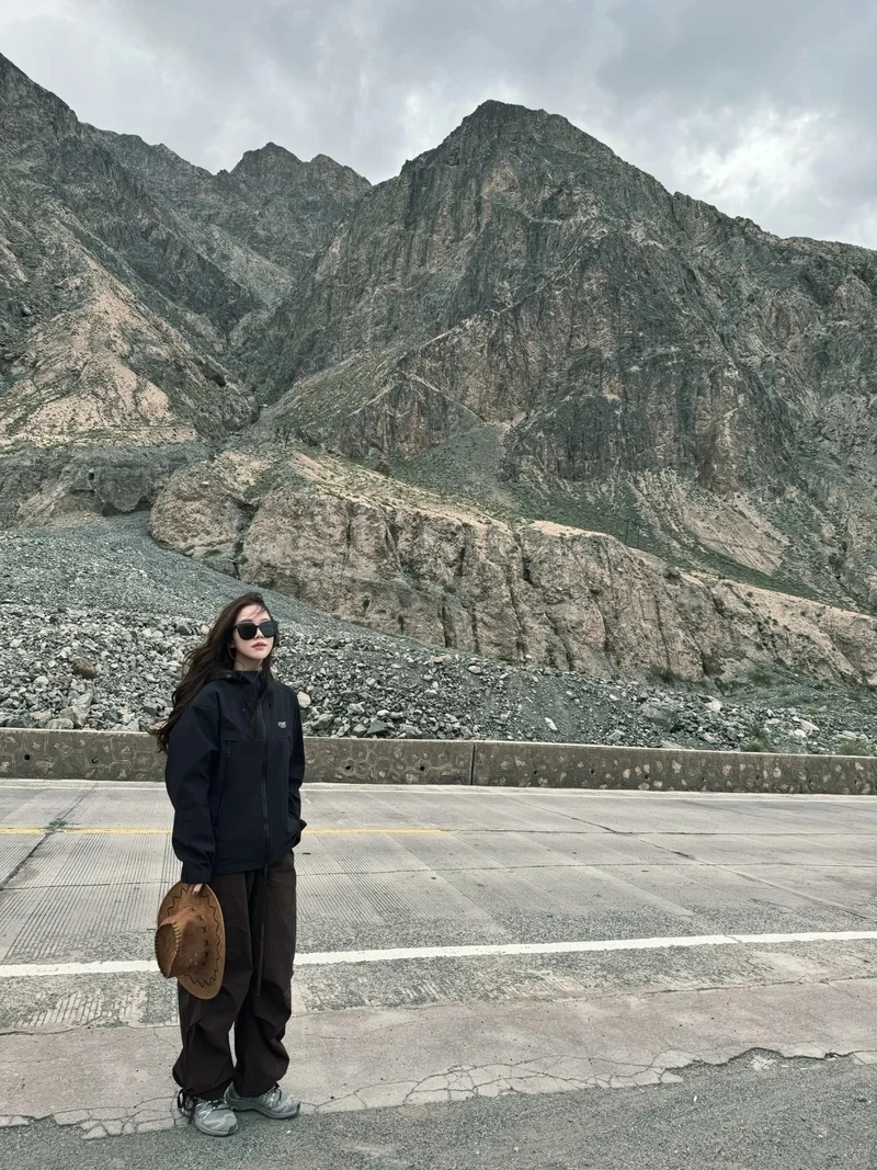 Tối giản tinh tế cùng áo khoác dù trơn