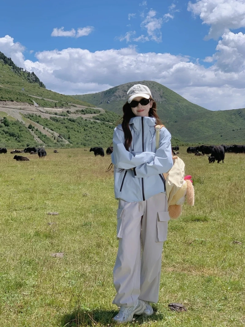 Xu hướng trẻ trung là áo khoác dù oversize