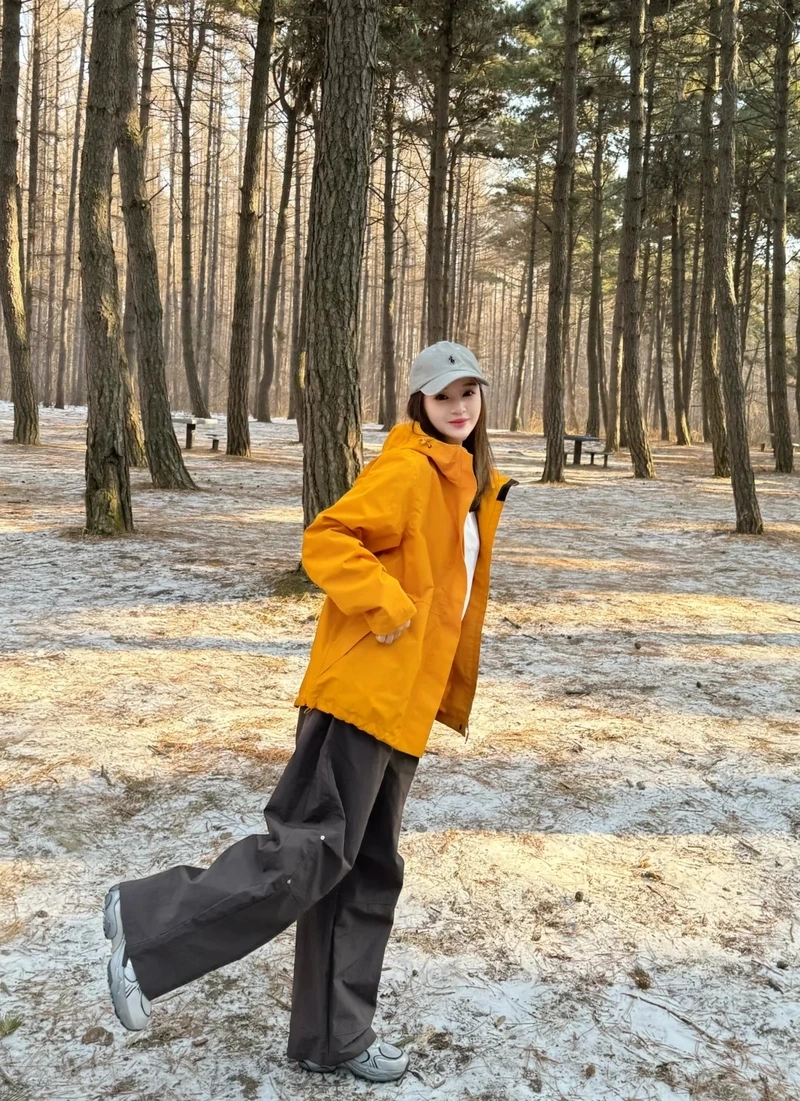 Giữ ấm linh hoạt với áo khoác dù hai lớp