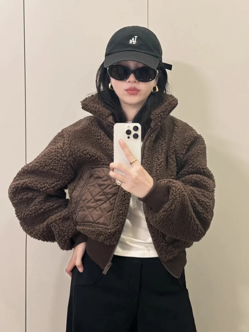 Dáng rộng thoải mái với áo khoác lông cừu dáng rộng