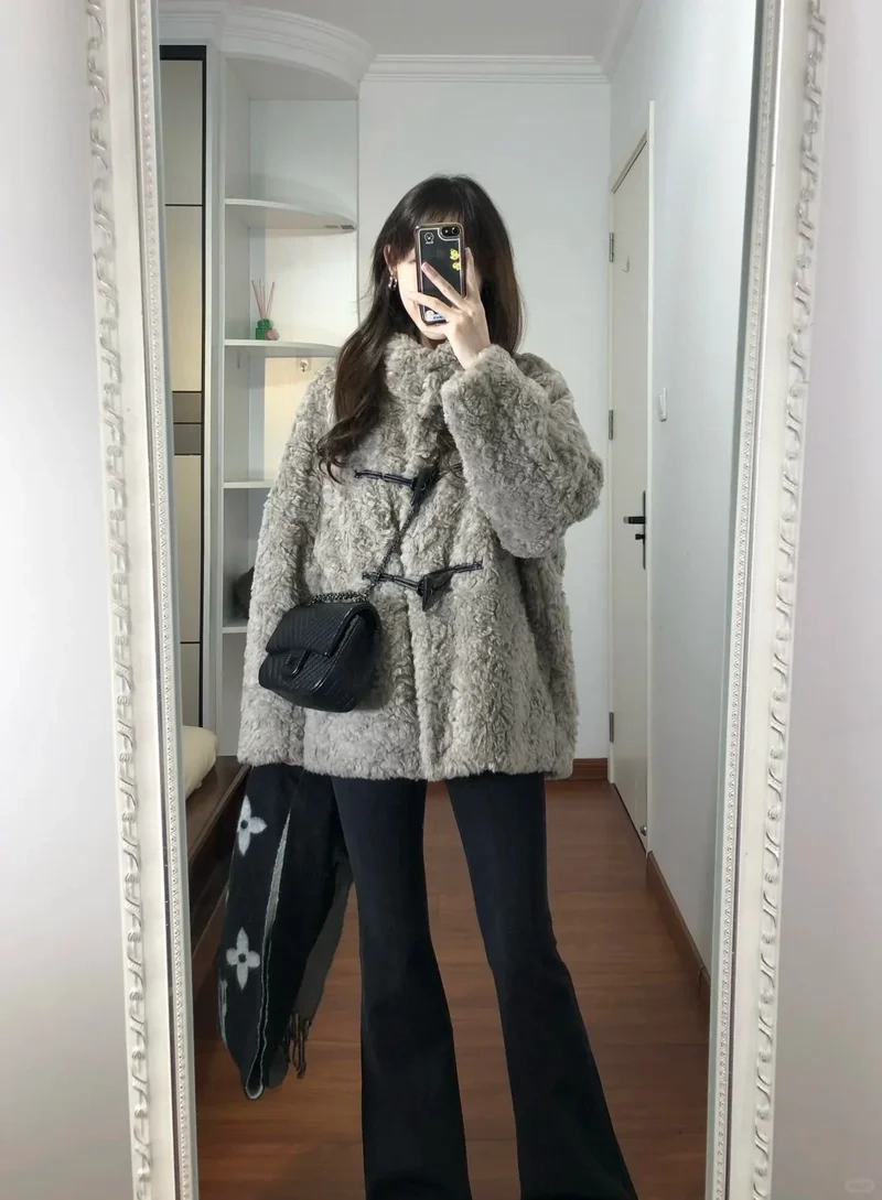 Chụp ảnh sống ảo với áo khoác lông cừu chụp ảnh