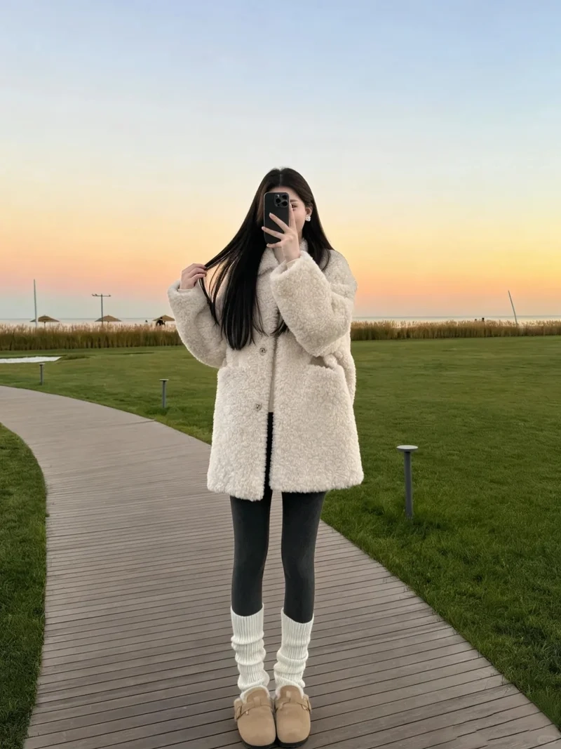 Luôn nổi bật cùng áo khoác lông cừu thời trang