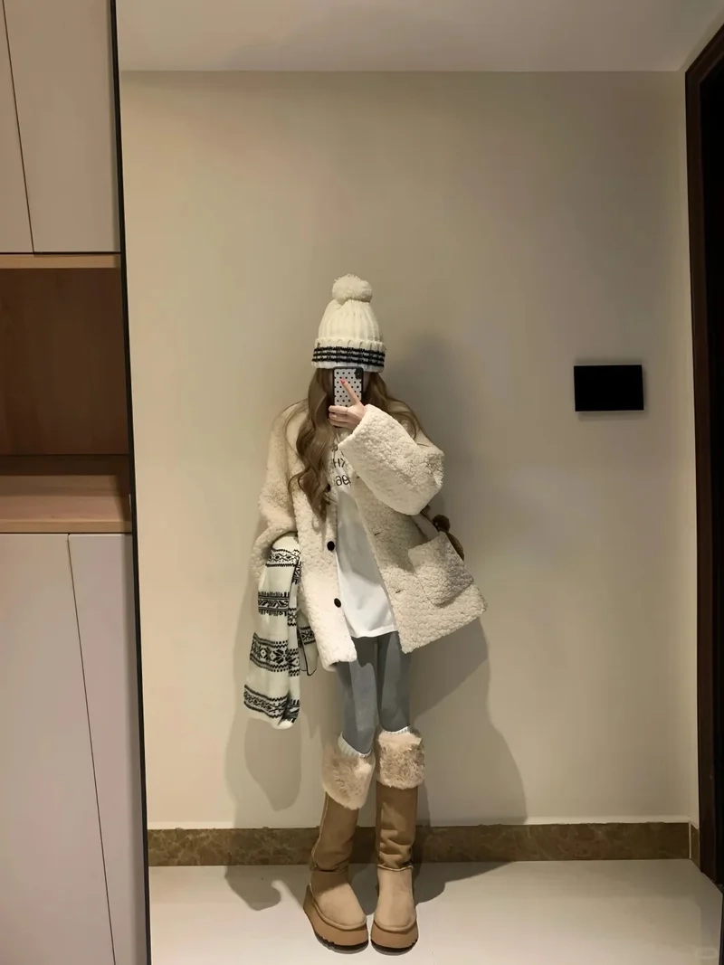 Street style cực chất với áo khoác lông cừu street style