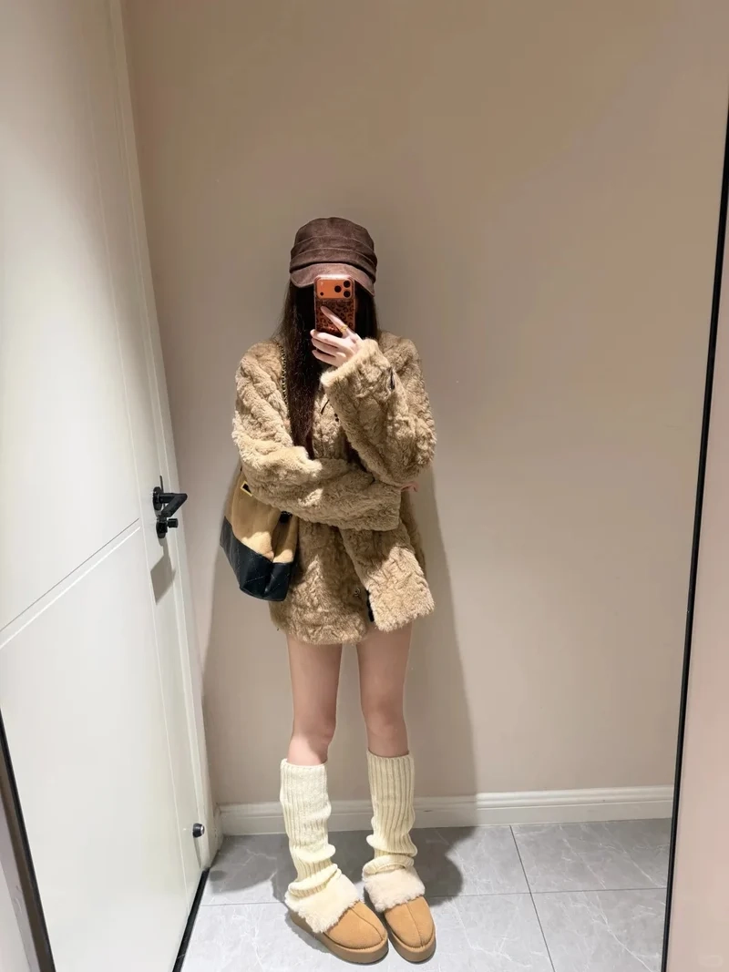 Dáng suông thoải mái với áo khoác lông cừu dáng suông