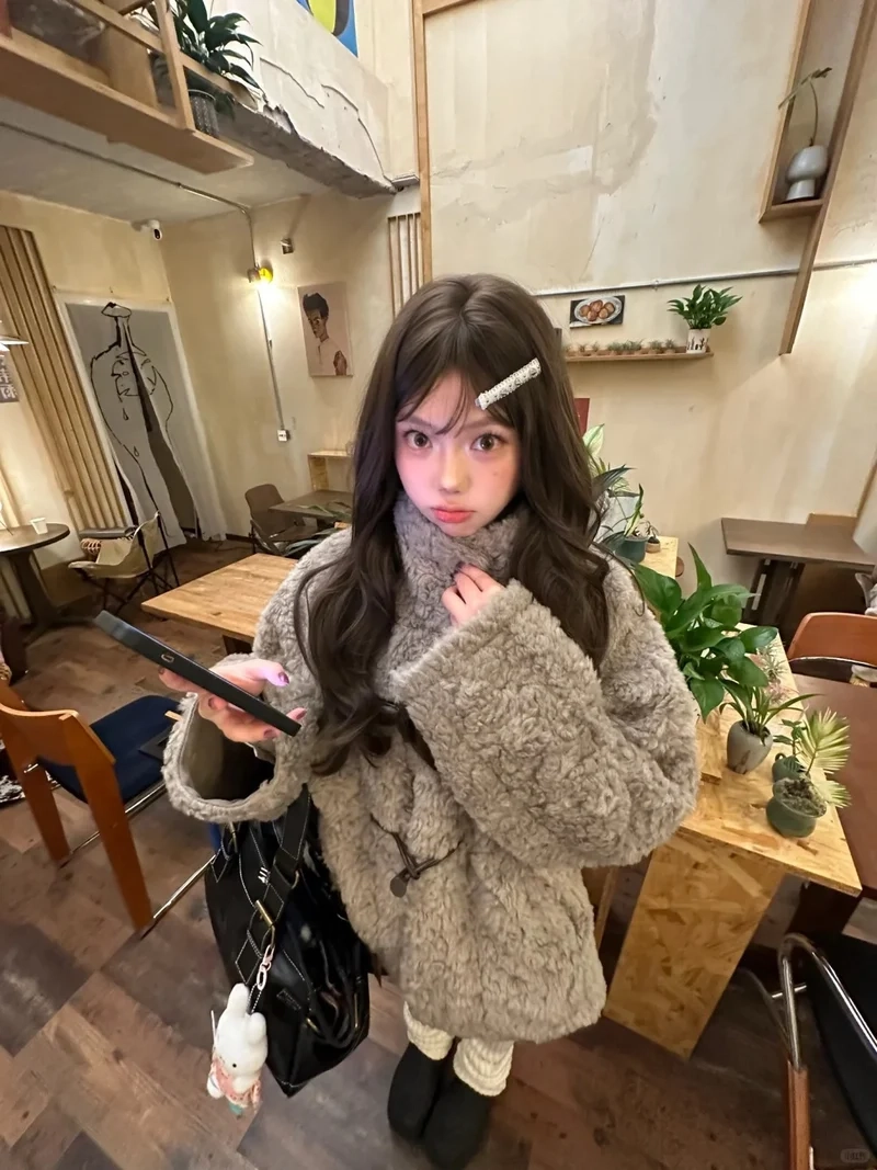 Form đẹp tôn dáng với áo khoác lông cừu form đẹp