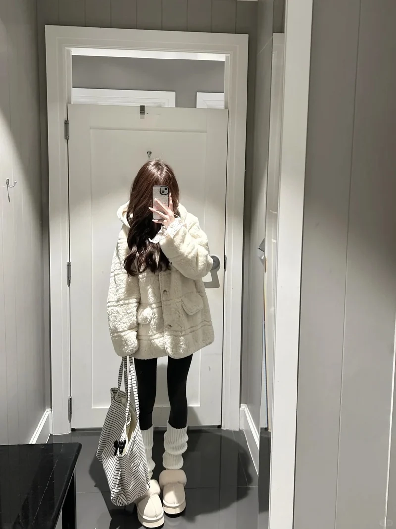 Outfit đi chơi hoàn hảo với áo khoác lông cừu mặc đi chơi