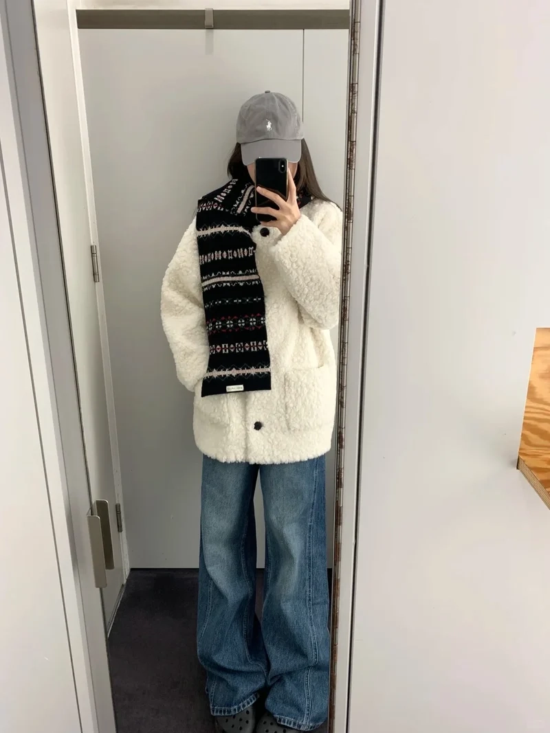 Tối giản nhưng nổi bật với áo khoác lông cừu phong cách tối giản